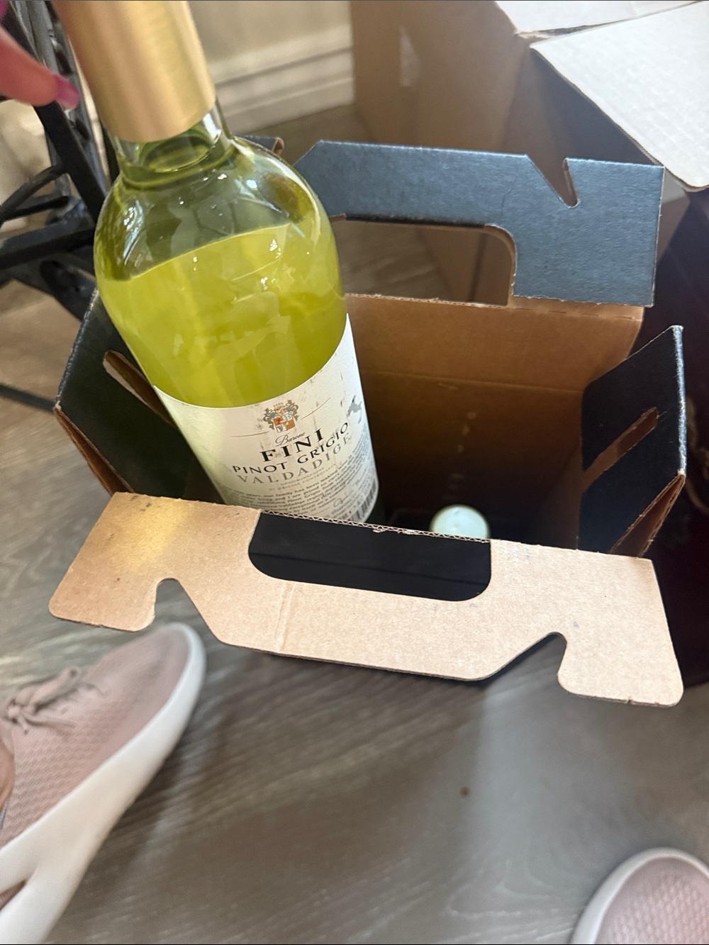 Wine Bottle Carrier with Handle in Black and Brown